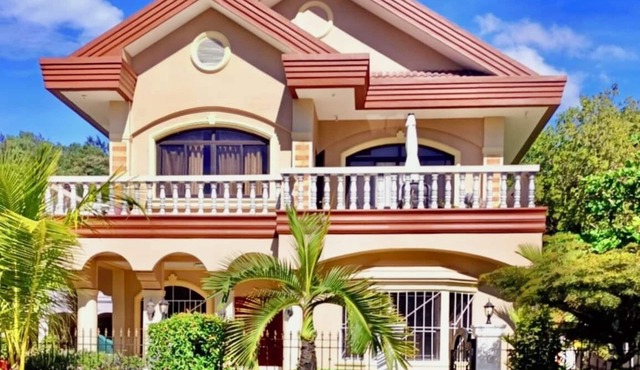 Spacious 3-bedroom house in Subic with AC, WiFi, Pool & Parking. Relax & unwind
