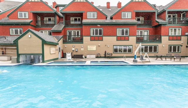 Spacious 3-Bedroom Penthouse w/Sauna & Fireplace