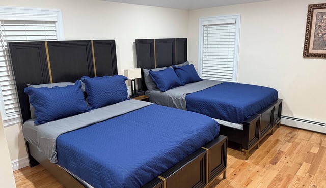Spacious 3-bedroom unit, with WiFi, 2 bathroom full kitchen, dining area, 4 TVs