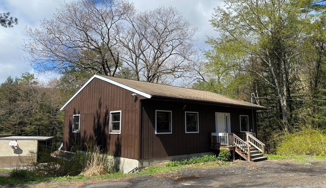 Spacious 3 Bedroom Cottage on Lake