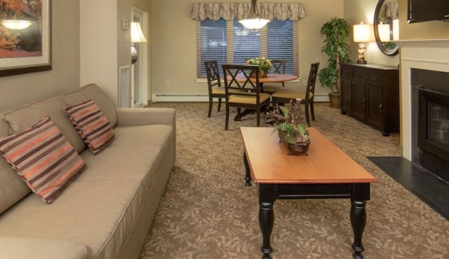 Spacious 3-Bedroom Resort + Loft in Mountain–Fireplace, Gym, and Close to Skiing