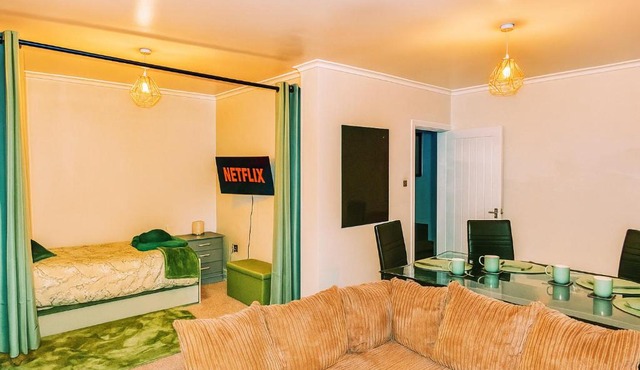 Spacious 3 Bedrooms 7 Beds Maisonette with 1 Bathroom 1WC 4 Smart TV's with Adaptable Lounge Area Tram access near Salford Quays and MCR City Centre ideal for Families and Contractors