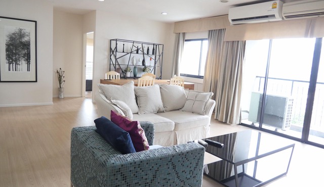 Spacious 3 beds 3 baths in heart of Bangkok near BTS Ploenchit & Central Embassy