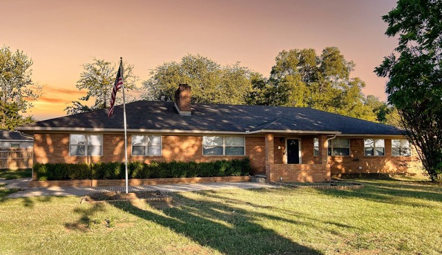 Spacious 3 br 15 minutes from Downtown Tulsa, close to restaurants and shopping