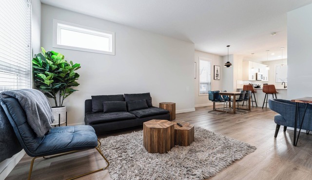 Spacious 3 BR Corner Townhome in Evanston Park!