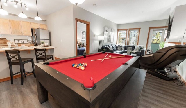 Spacious 3 Br | Heated Outdoor Pool + 3 Hot Tubs | Pool Table + Home Theatre