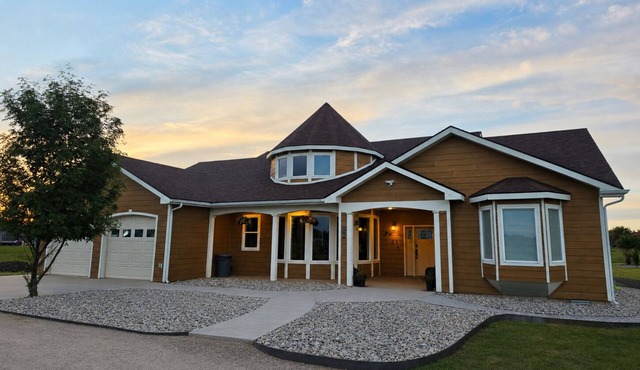 Spacious 3 BR Retreat Near Glacier Park - Sleeps 10 -Where Memories Are Made