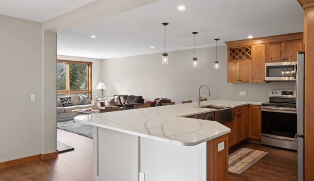 Spacious 3 Level 3BR+3Bath Townhouse w/Fireplace