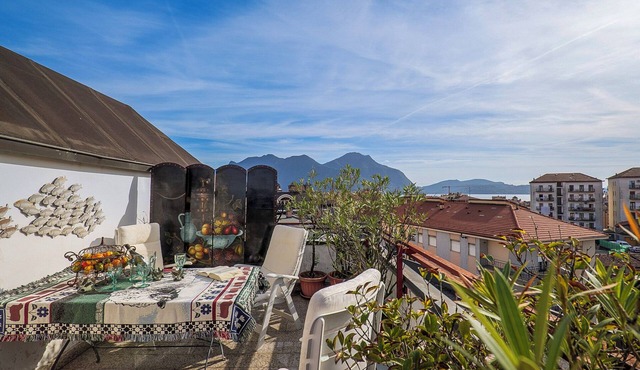 Spacious 3-room apartment with 2 bathrooms, 3 balconies & beautiful lake view