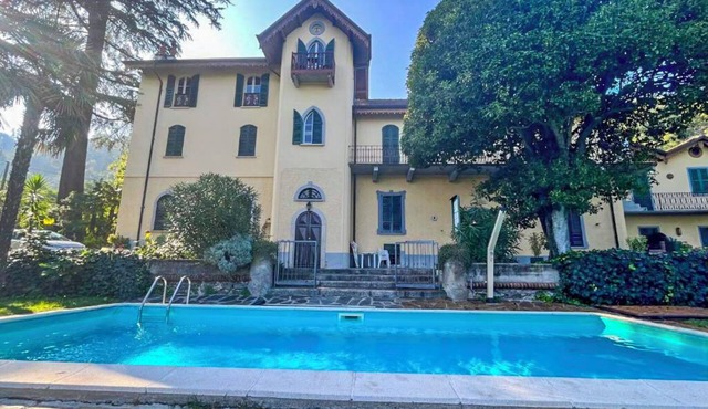 Spacious 3-room apartment with balcony, panoramic sea view & pool in elegant villa