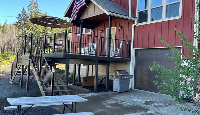 Spacious 3-Story Home, 4 bedrooms, Sleeps 12, Easy Trailer Parking