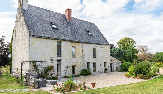 Spacious 320 m² Country Manor with Pool, WiFi & Gardens