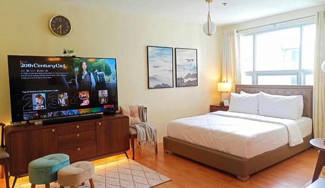 Spacious 36sqm Studio with 65" TV Netflix Karaoke and Pool Access Near Airport and Samal Ferry