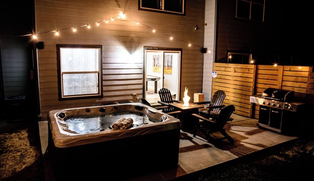 Spacious 3BD 2.5BA Retreat with Hot Tub & Fire Pit