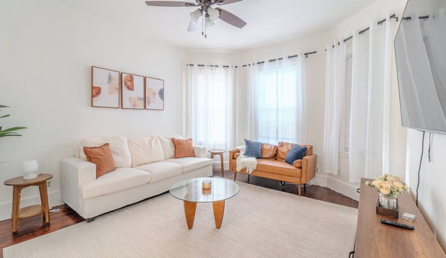Spacious 3BDR near Harvard/5-Min Walk to Train - Davis Sq/Free Parking!
