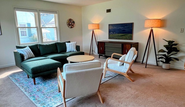 Spacious 3BR 2BA Gem Close to Downtown, 30 day min