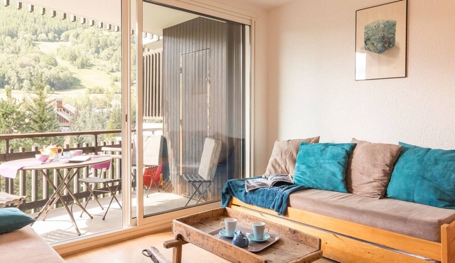 Spacious 3BR Apt: 8 ppl, balcony, garden, parking, near slopes