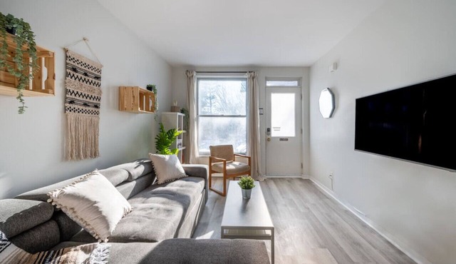 Spacious 3BR Apt with Free Parking