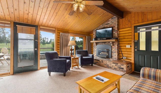 Spacious 3BR Chalet Cabin Overlooking Golf Course