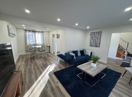 Spacious 3BR Entire Home in Waterloo, Pvt Fenced Backyard, Office Space, Family & Pets Friendly