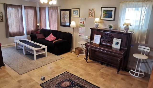 Spacious 3BR Home + 1 BR Private Ensuite, 2 Kitchens, for big Families & Groups
