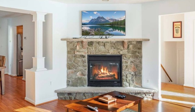 Spacious 3BR House, Firepit, Ski Access!