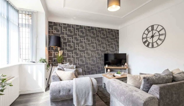 Spacious 3BR House with Garden in St Helens