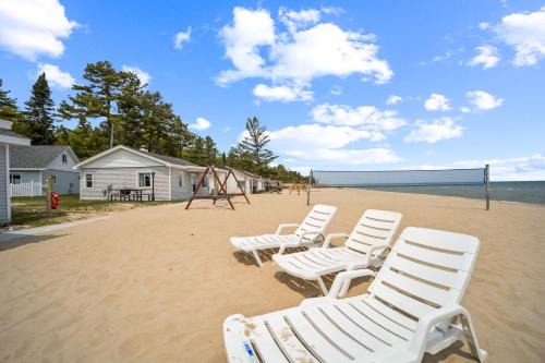 Spacious 3BR Lakefront Cottage with Stunning Views