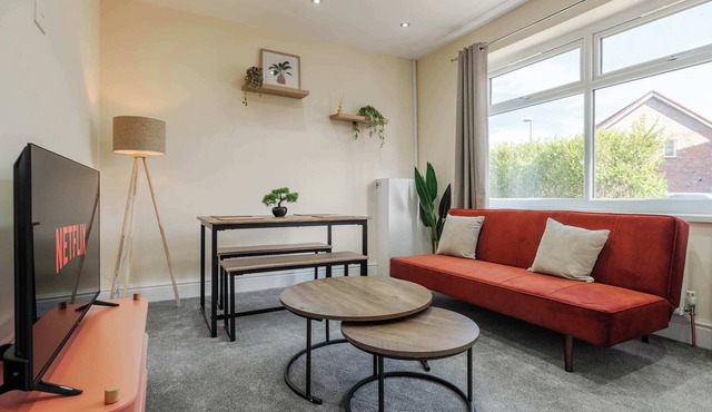 Spacious 3BR Manchester Home + Parking - Sleeps 5