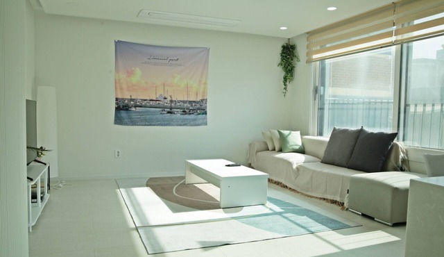 Spacious 3BR Near Olympic Park, Sleeps 7 with 2 Baths