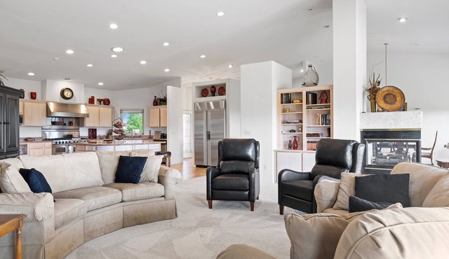 Spacious 3BR On Golf Course, Close to Wineries, Shopping, Sports Fields