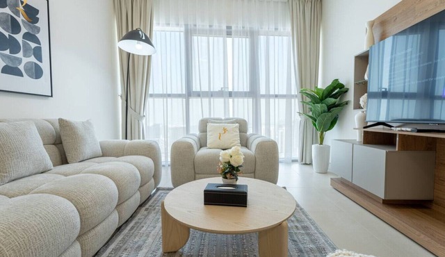 Spacious 3BR Retreat Family-Friendly Stay, Al Reem