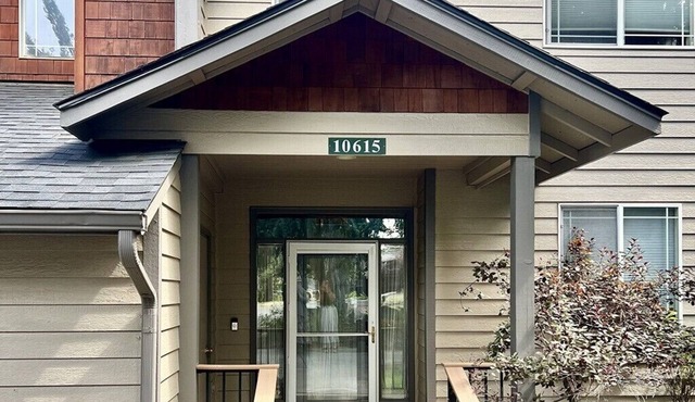 Spacious 3BR Townhome with King Suite & Resort Amenities in Southern Oregon