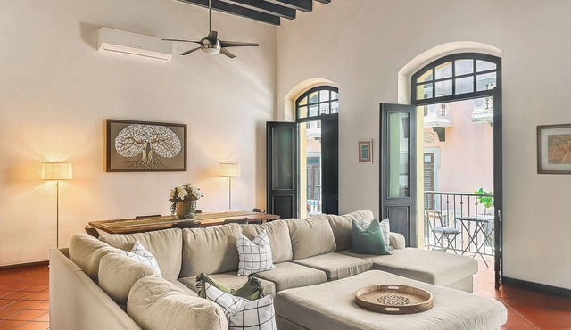 Spacious 3BR: Walk Everywhere Quiet King Beds 3 Balconies Historic Charm