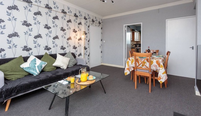 Spacious 3DB 15 from city centre Free Parking