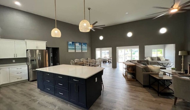 Spacious 4/2- Pool, boat dock & game room