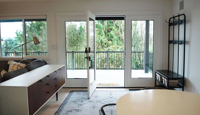 Spacious 4 bed, 2 bath house in N.E. Seattle with available for the holidays!