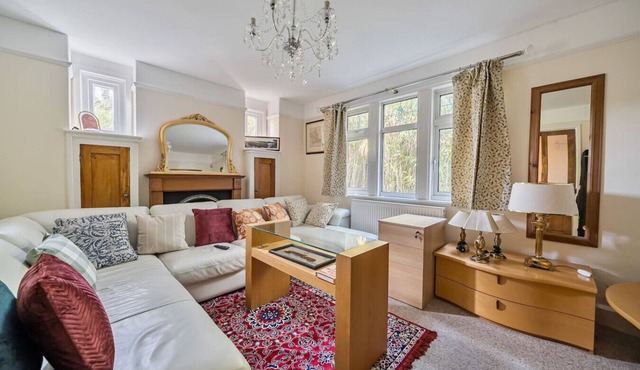 Spacious 4-bed, 4-bath home with garden and parking