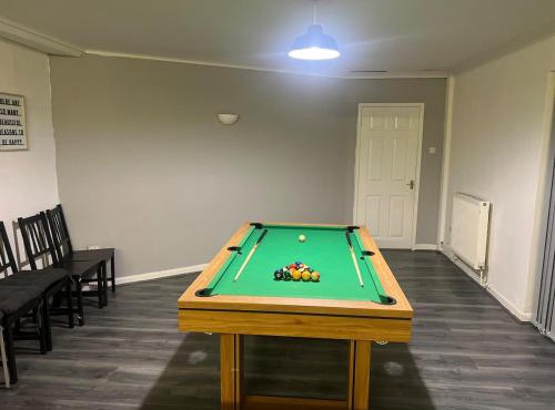Spacious 4-Bed Bungalow with Games Room & Parking
