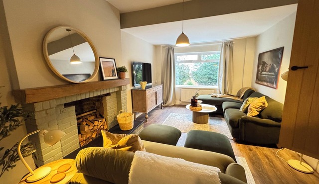 Spacious 4-Bed Cottage w/Hot Tub & Parking in Malvern.Perfect for Family Getaway