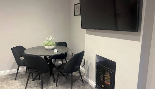 🏡 Spacious 4-Bed Home in Reading | Double Parking