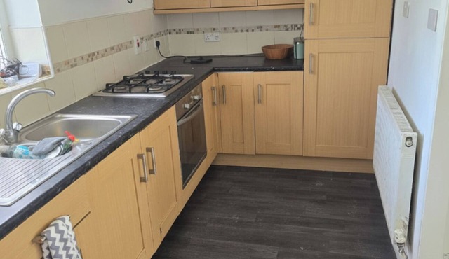 Spacious 4 Bed Home with Memory Foam Mattresses!