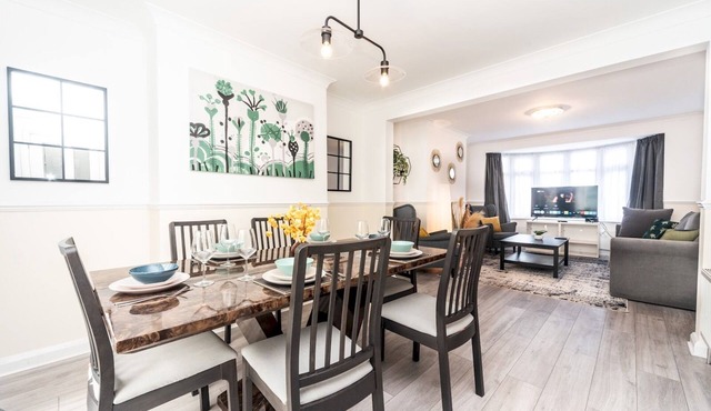 Spacious 4 Bed House Free Parking Near Station - Pass the Keys
