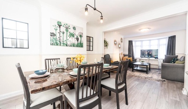 Spacious 4 Bed House Free Parking Near Station - Pass the Keys