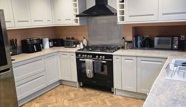 Spacious 4-bed House nr Allianz Stadium, 20 mins to London and LHR