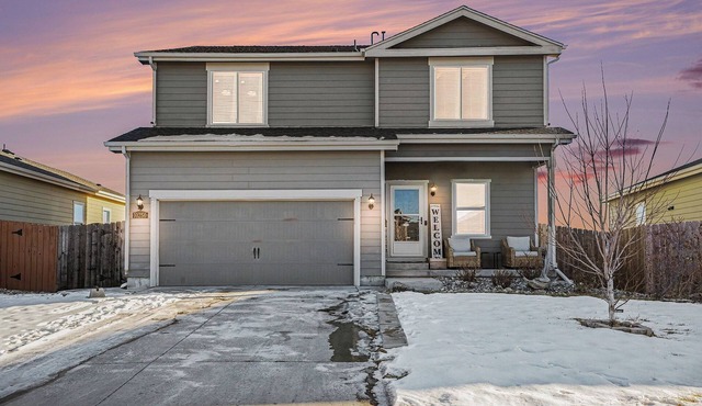 Spacious 4-bedroom house in peaceful Colorado Springs with AC and a game room.