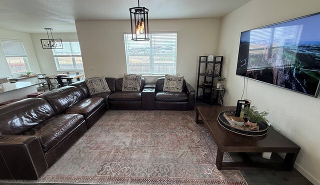 Spacious 4-bedroom house in terrific Colorado Springs with AC