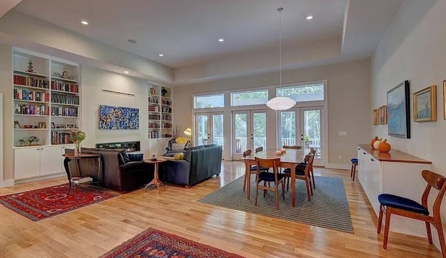 Spacious 4-bedroom house with pool access in Great Barrington