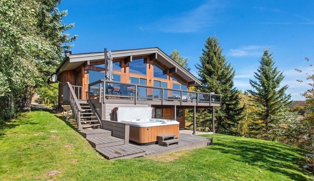 Spacious 4-bedroom house in Snowmass Village with a beautiful view.