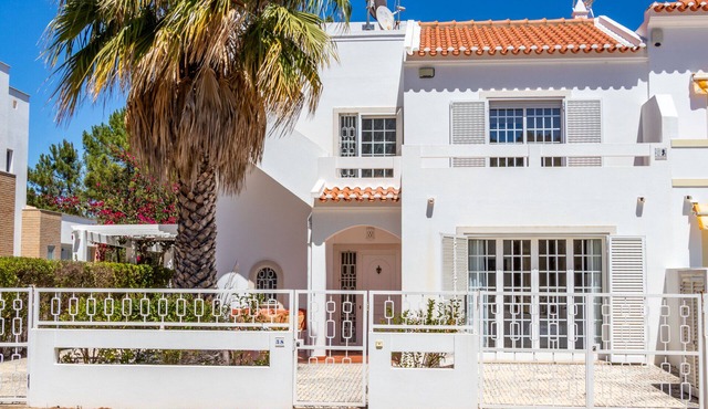 Spacious 4 bed villa, swimming pool, games room, 150m from the beach - 109964/AL